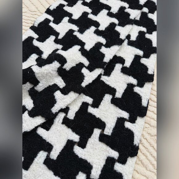 Acne Studios houndstooth-pattern knitted scarf - Picture 7 of 8